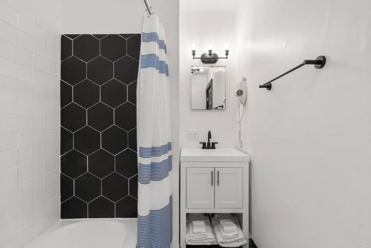 Center Philly Home, Cozy 1-br, Ideal Location For 4 Guests! *